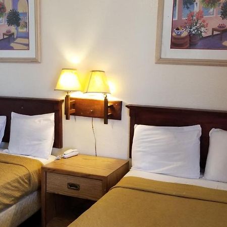 Deluxe Inn Motel - โฮมสเตด ภายนอก รูปภาพ