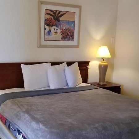 Deluxe Inn Motel - โฮมสเตด ภายนอก รูปภาพ