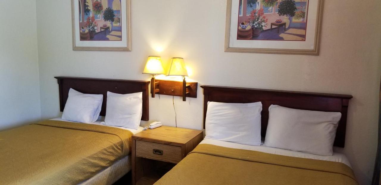 Deluxe Inn Motel - โฮมสเตด ภายนอก รูปภาพ