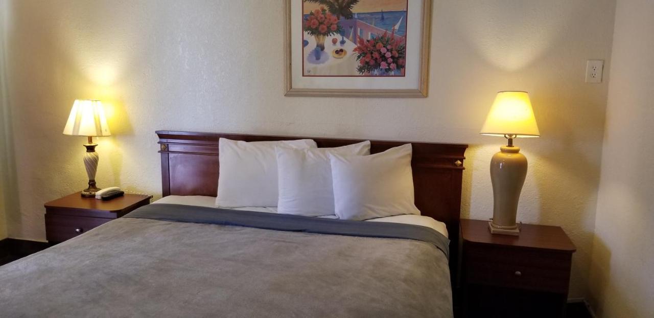 Deluxe Inn Motel - โฮมสเตด ภายนอก รูปภาพ