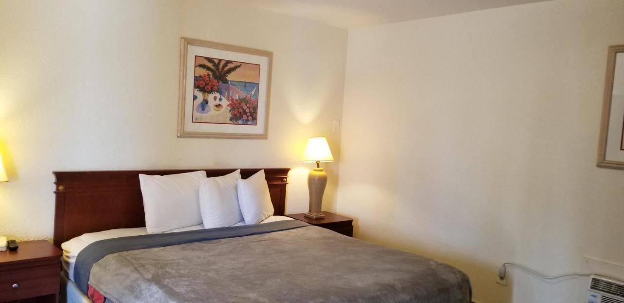 Deluxe Inn Motel - โฮมสเตด ภายนอก รูปภาพ