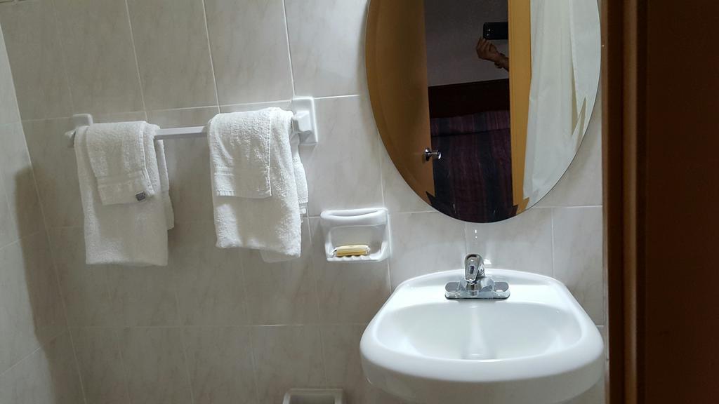 Deluxe Inn Motel - โฮมสเตด ภายนอก รูปภาพ