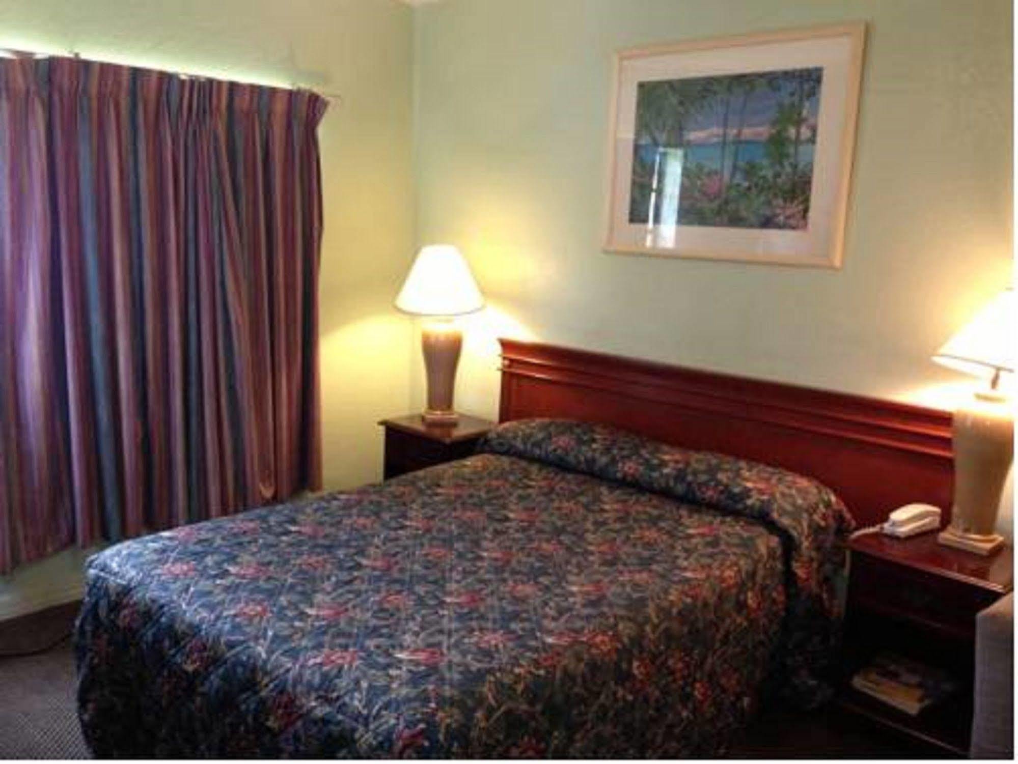 Deluxe Inn Motel - โฮมสเตด ภายนอก รูปภาพ