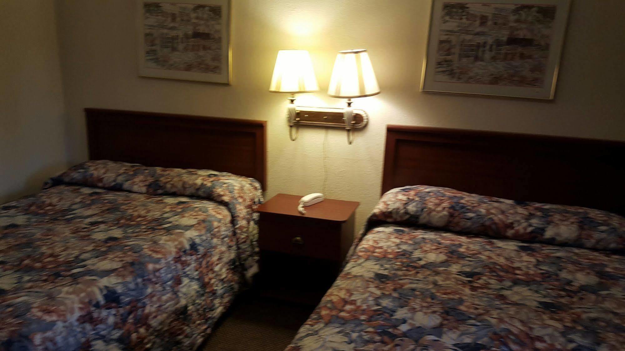 Deluxe Inn Motel - โฮมสเตด ภายนอก รูปภาพ
