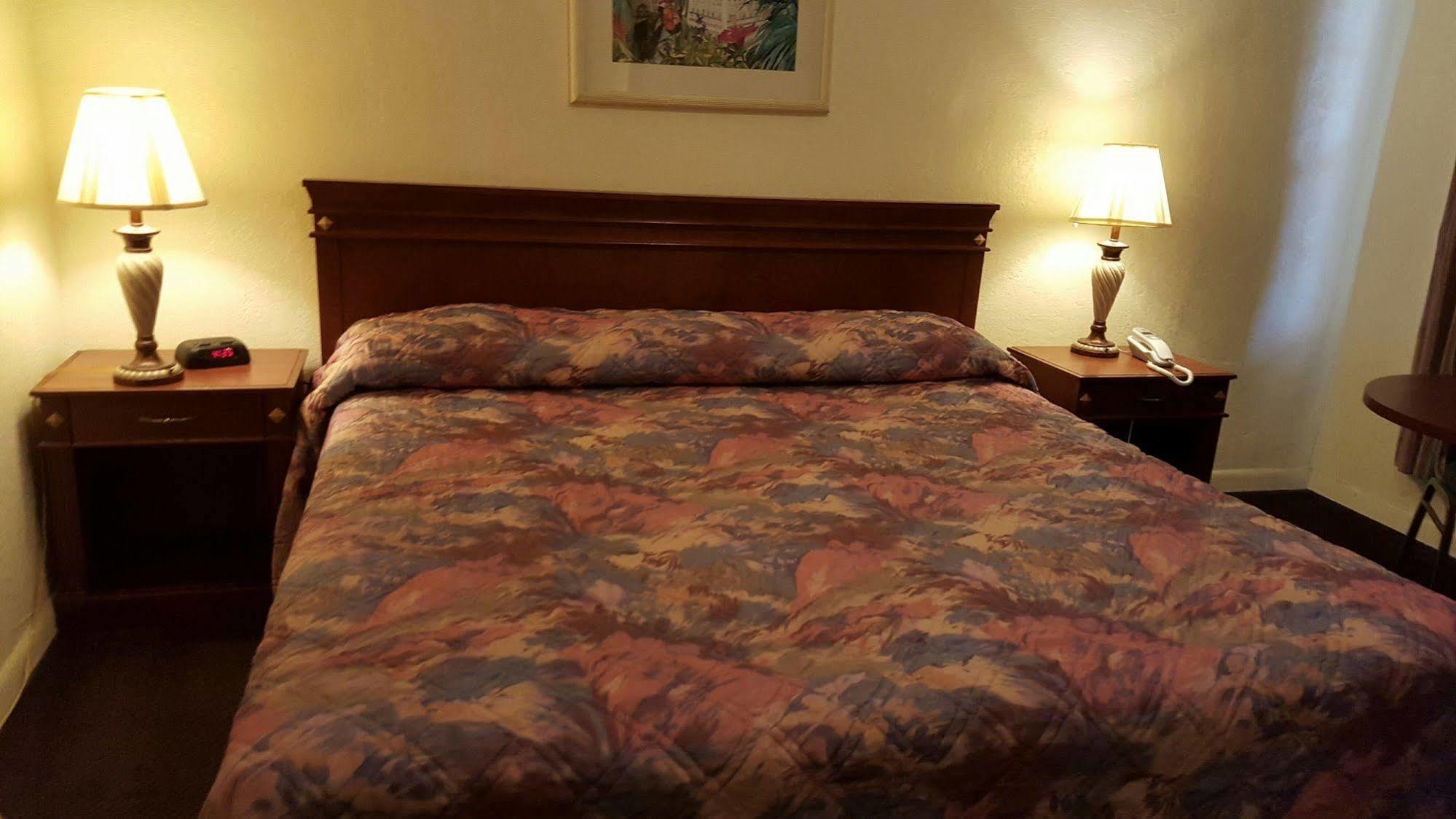 Deluxe Inn Motel - โฮมสเตด ภายนอก รูปภาพ