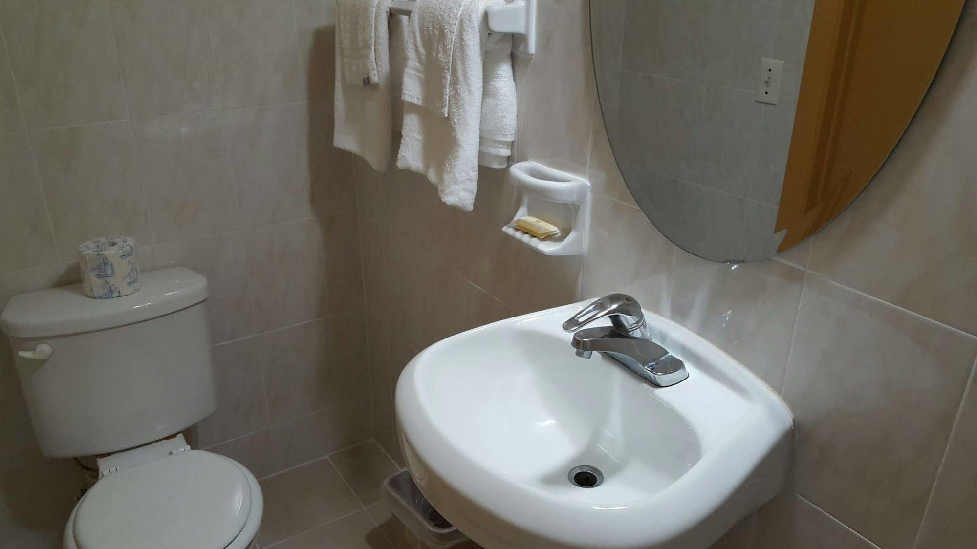 Deluxe Inn Motel - โฮมสเตด ภายนอก รูปภาพ