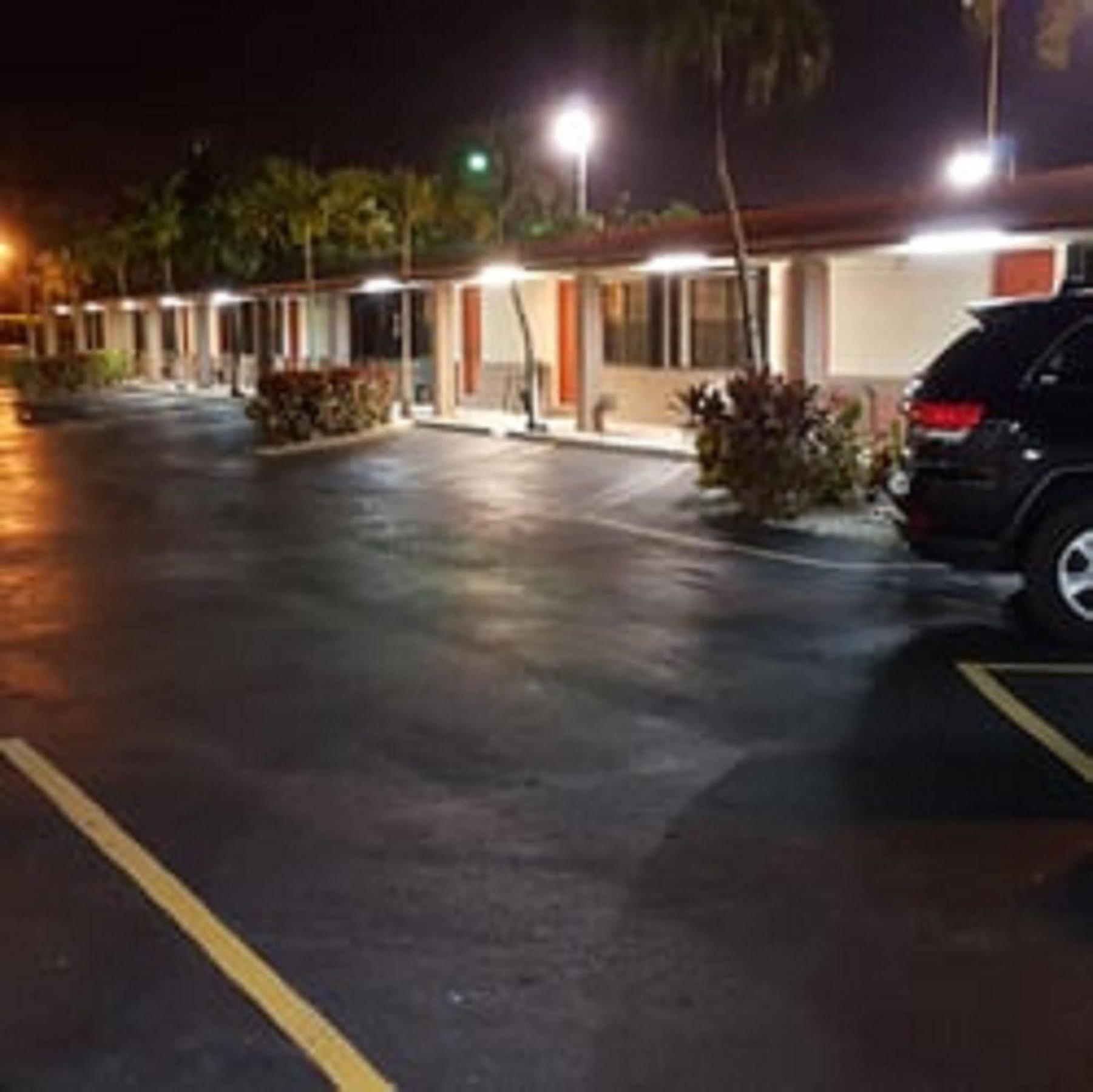 Deluxe Inn Motel - โฮมสเตด ภายนอก รูปภาพ