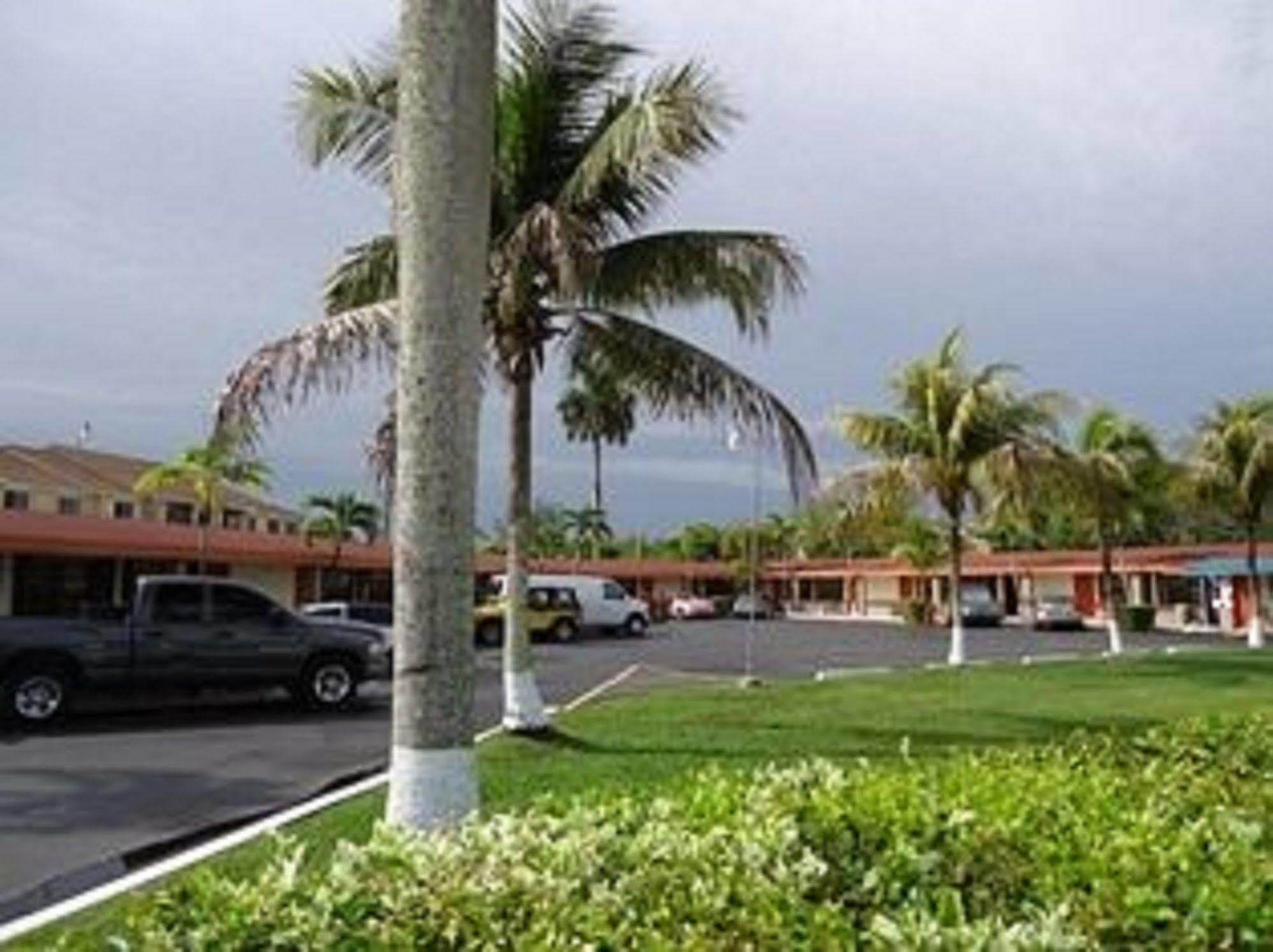 Deluxe Inn Motel - โฮมสเตด ภายนอก รูปภาพ